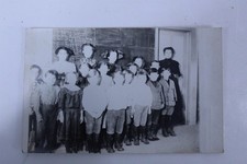 Foto postal en blanco y negro aula de niños horario pizarra vintage