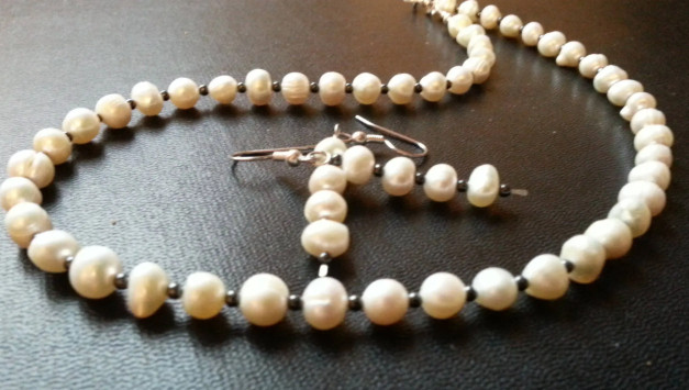 Collier perles de culture et hématite blanche parure ethnique raffinée de 45cm