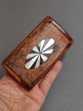 Boîte tabatière en loupe couvercle à décor nacre, d'Époque XIXème siècle.