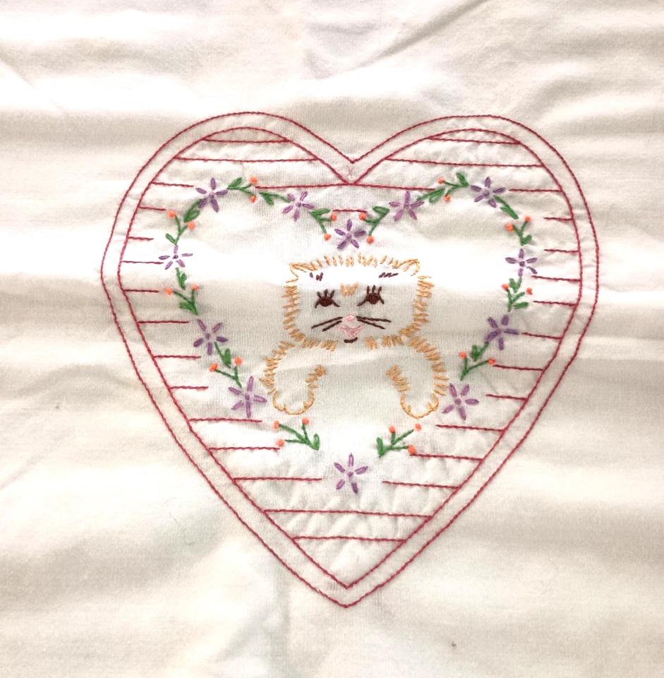 ANTIGO COBERTOR BORDADO À MÃO BERÇO GATO GIRAFA LEÃO ELEFANTE ZEBRA FLORES - Imagem 2 de 4