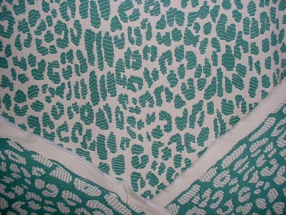 Tela de tapicería para cortinas Lee Jofa 2012116 Ocicat verde azulado guepardo 2-1/2 años Foto 4 de 4