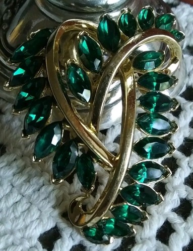SALE! Rare Vintage Green Rhinestone TRIFARI Brooch Gold Tone EUC Estate Find