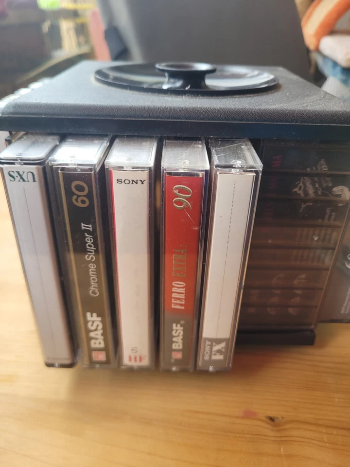 Verkaufe 2 DDR Kassettenboxen mit Kassetten - Bild 2 von 4