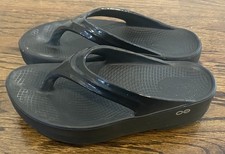 Woman's Oofos Black Platform Slip-on Recovery Flip Flops Size 7 EUC