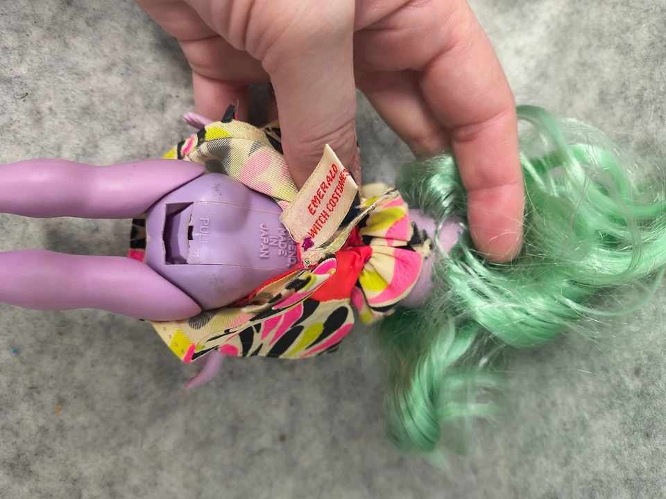 ✨Milton Bradley 1972 Vintage Esmeralda Bruja Encantadora Muñeca 8" en Vestido Mod✨ Foto 4 de 4