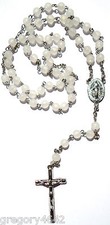 CHAPELET  COULEUR TRANSLUCDE BLANC SUR CHAINE ARGENTEE