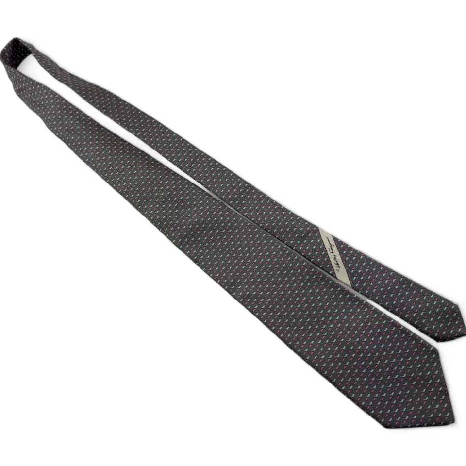 Salvatore Ferragamo Gris con Corbata de Seda de Delfín Rosa y Blanco Talla 3.5"W 57"L Foto 2 de 4
