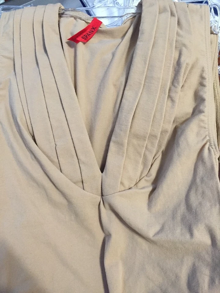 Novo com etiquetas Spanx On Top and In Control drapeado V sem mangas ESTILO 972 ouro macio Tamanho: Médio - Imagem 4 de 4