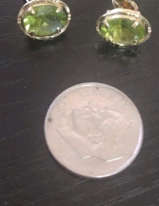 Juego de 2 puntas aretes perforados con piedras preciosas de peridoto de oro amarillo de 14 quilates Foto 3 de 4