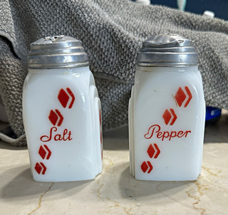 RARE McKee Red Diamond Check dot White Glass Salt and pepper shakers EXCELLENT