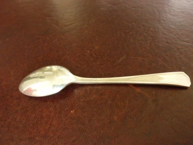 Sturdy post WW2 sterling silver spoon ~9cm, ~8.33g, Sheffield, 1948