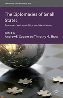 The Diplomacies Of Small States Between Vulnerability And Resilience Taschenbuch
