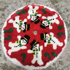 VINTAGE HTF SNOWMAN THEMED, 34" CHRISTMAS TREE SKIRT. LATCH HOOK.