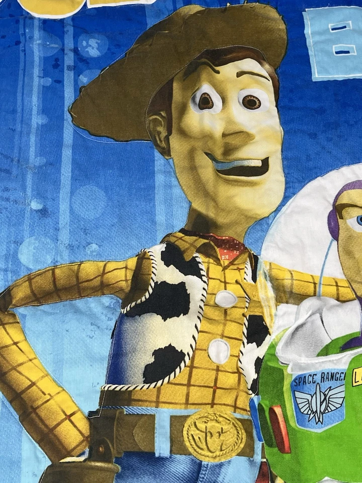 "Manta edredón reversible Toy Story Woody And Buzz 54""x40""" Foto 2 de 4