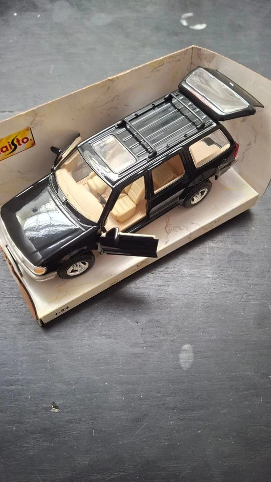 Ford Explorer '95 - 1:24 - Maisto - Immagine 2 di 4