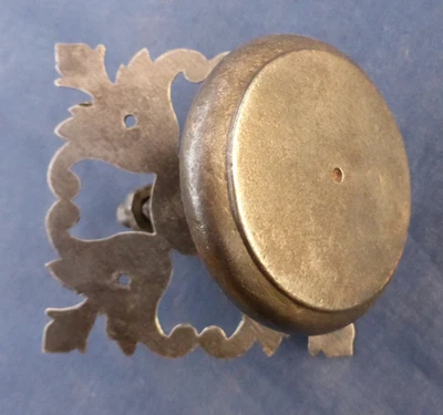 Poignée bouton D. 6,7 cm Rosace carrée ouvragée côté 9 cm fer forgé ancien - Photo 1/4