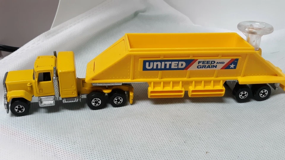 Plataforma de dirección Hot Wheels GMC Truck United Feed & Grain casi nueva sin playkeeper amarillo Foto 3 de 4