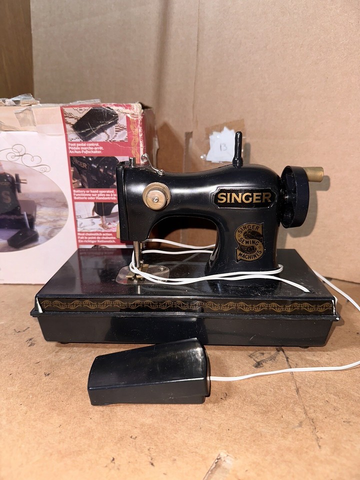 TOY SINGER SEWING MACHINE Battery operated W/ SEWING BOX Ngai Keung
