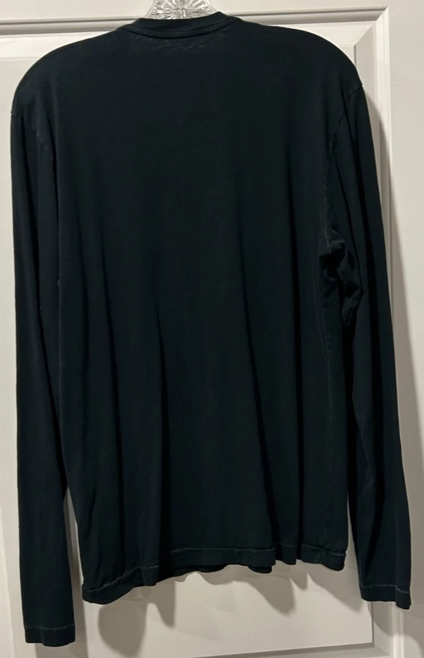 Camisa Henley Para Hombres AG Jeans Negra Adriano Goldschmied Manga Larga Talla Mediana Foto 2 de 2