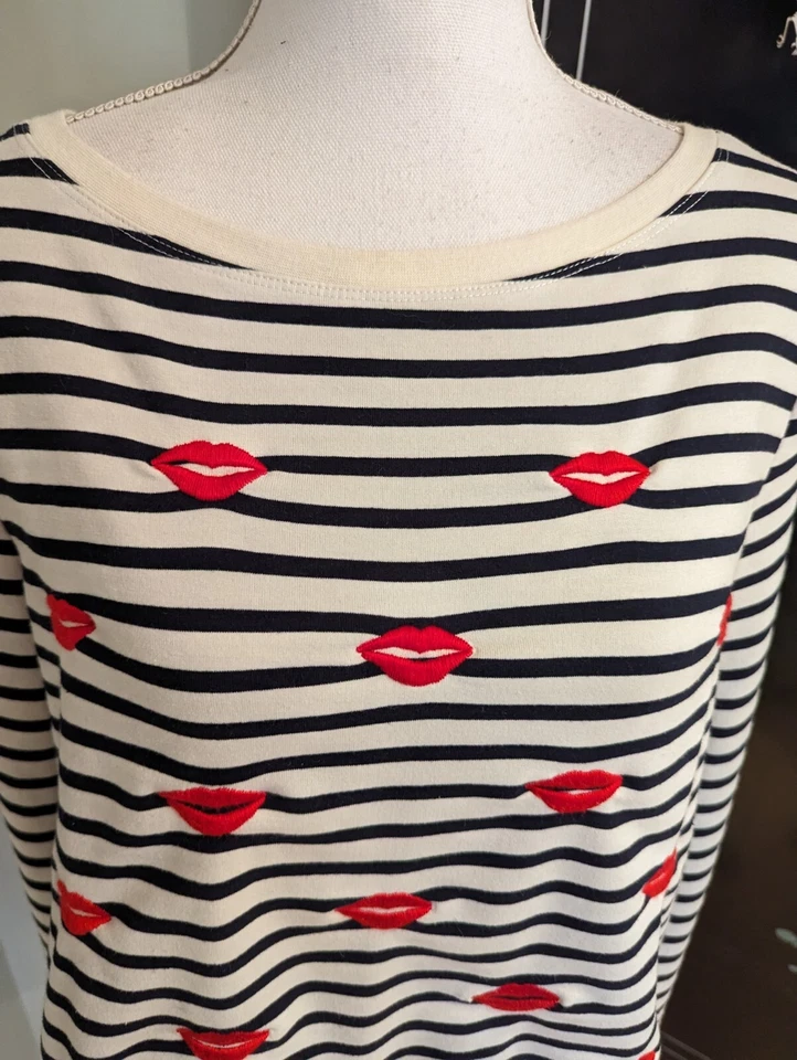 Sudadera mediana Betsey Johnson Performance para mujer a rayas bordadas labios 57 Foto 2 de 4