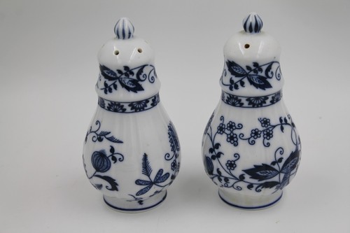 Vienna Woods blue onion salt and pepper shakers - Picture 2 of 3