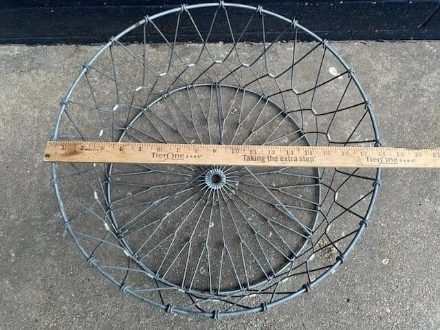 Cesta de lavandería de metal plegable vintage de mediados de siglo Foto 3 de 4