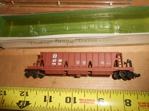 Tolva longitudinal escala N TRIX estampilla postal trenes ATSF 4843/220 en caja. | Condition: Used