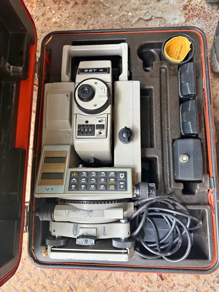 Lietz Sokkisha SET 4 Total Station Survey Instrument w Case Charger