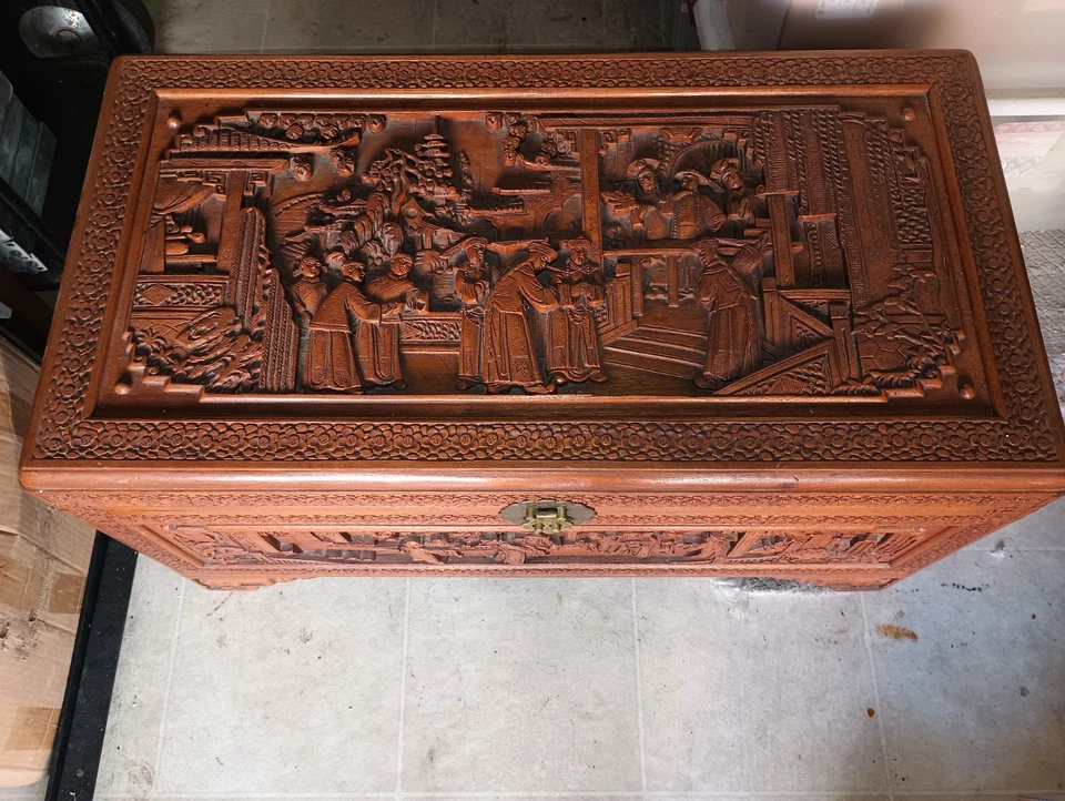 Cofre/baúl de madera ornamentado asiático tallado a mano de principios del siglo XX 40"X22"X20" Foto 3 de 4