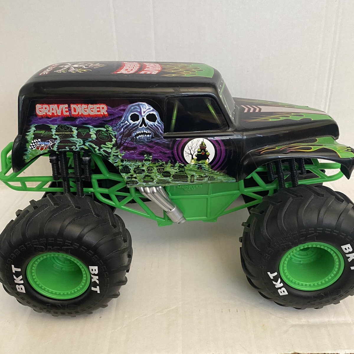 Spin Master Monster Jam Remote Control Monster Truck, Grave Digger 1:2