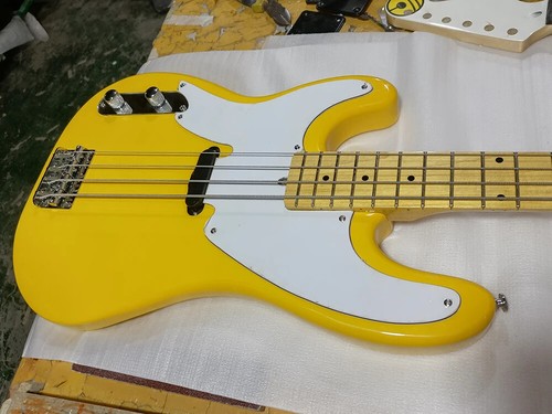 Nuevo Bajo Eléctrico para Zurdos Diapasón de Arce Color Amarillo Cuello de Arce - Imagen 3 de 10