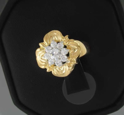 ANILLO ''FLOR DE CIRCONIO'' DE ORO BAÑADO DE 14 KT  3 CARATES DE CIRCONIOS