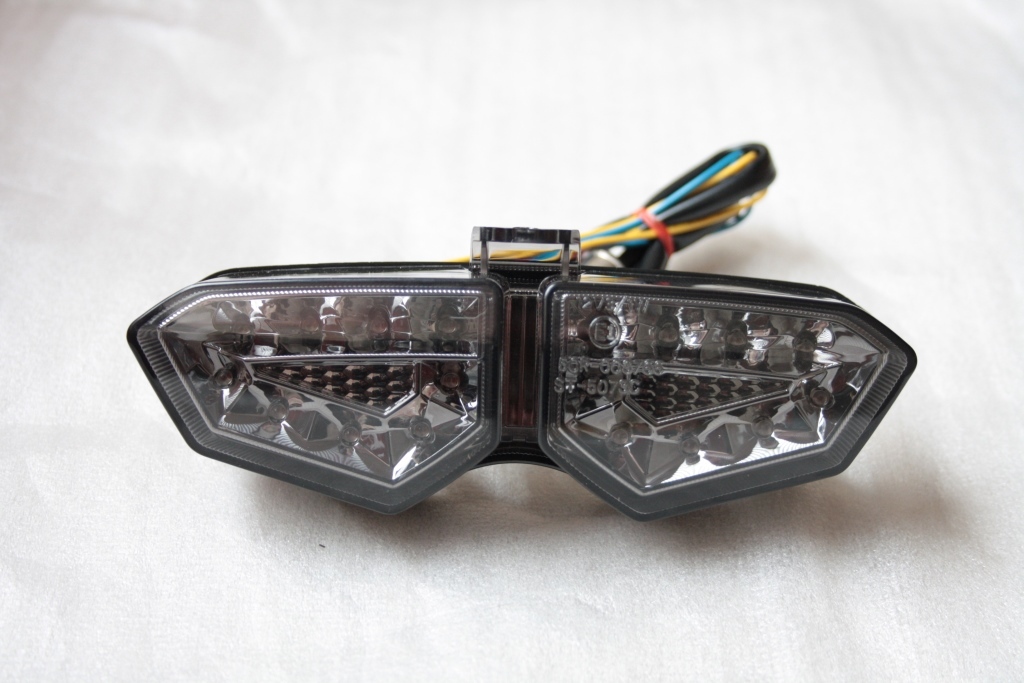 Feu arrière R6 avec clignotants LED intégrés et lentille fumée t2