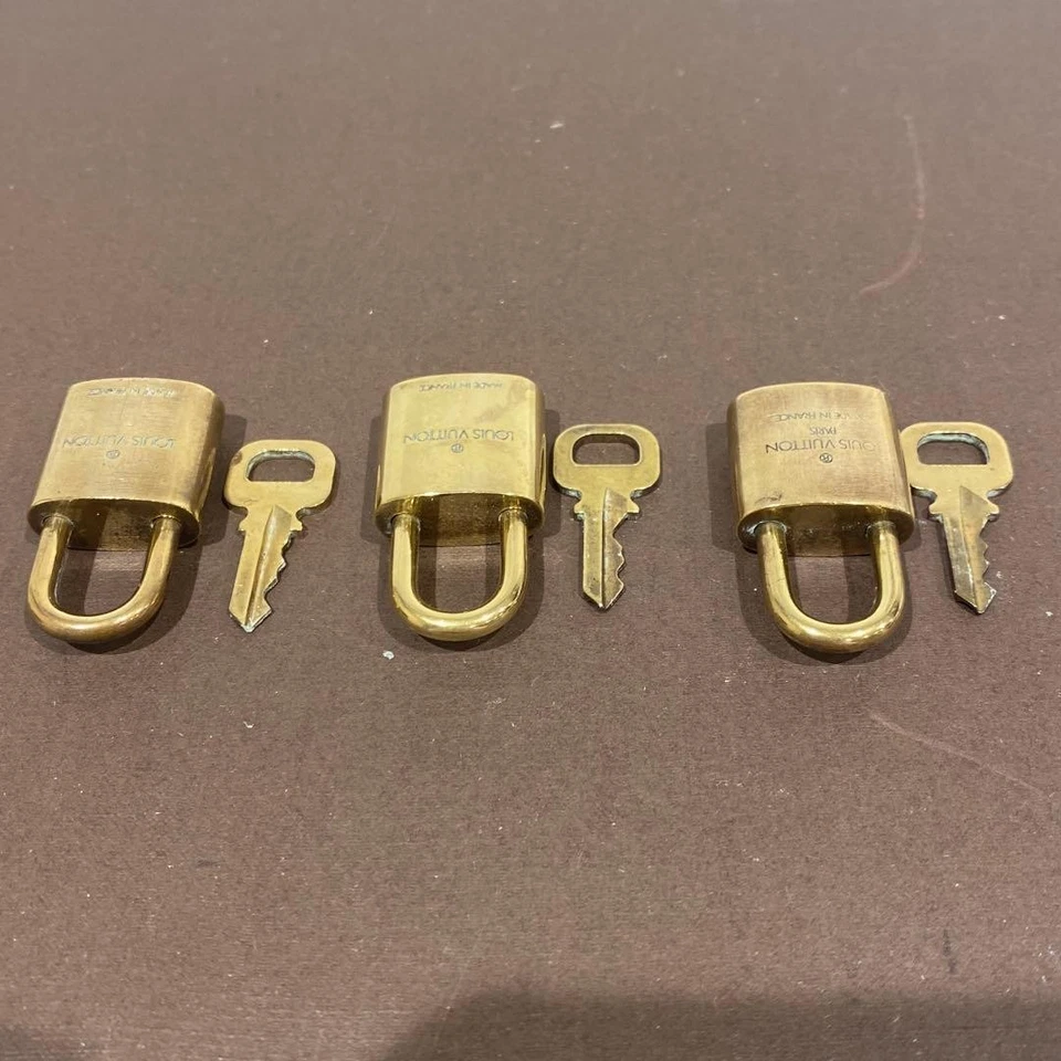 Louis Vuitton Cerradura y Llave Candado Lote Juego de 5 Oro Número Aleatorio Casi Como Nuevo Foto 4 de 4