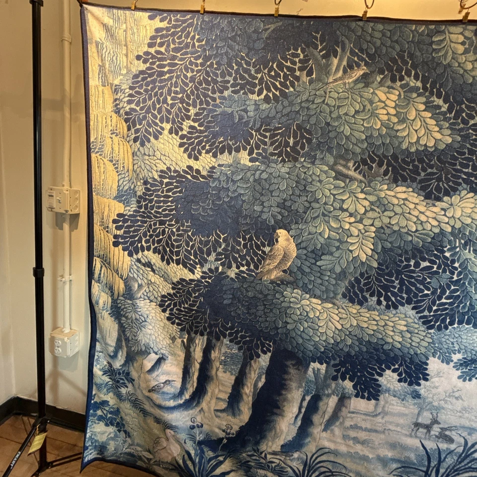 Preciosa reproducción de tapiz azul verdure en textil de microfibra sintética 90 pulgadas Foto 4 de 4