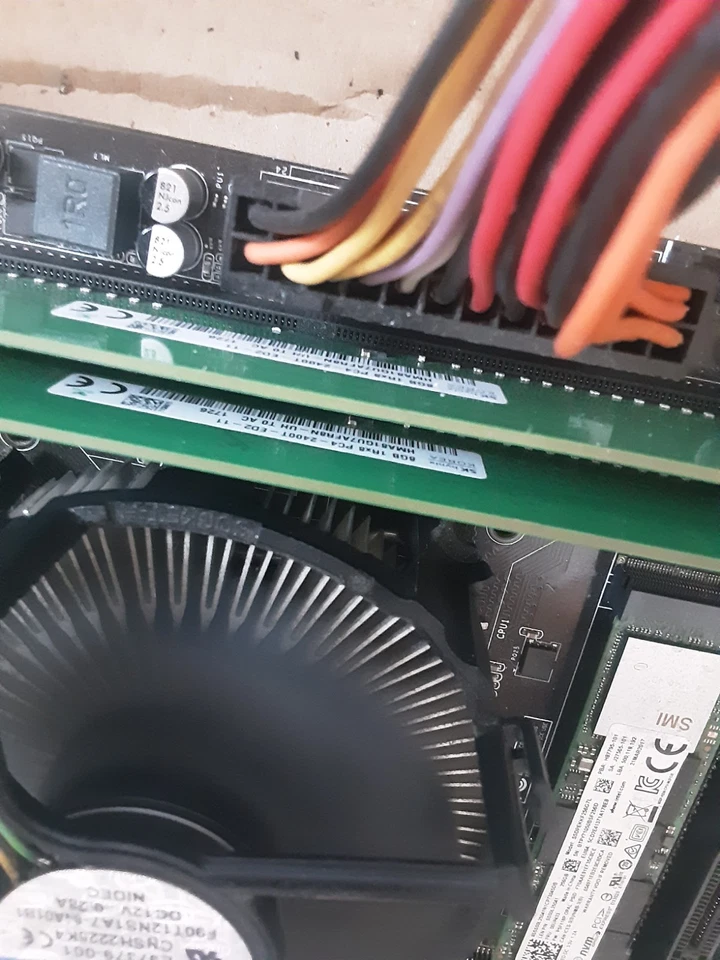 SK Hynix 8 GB DDR4 2400 ECC UDIMM RAM 1Rx8 PC4-19200 HMA81GU7AFR8N-UH 288 pin - Immagine 2 di 4