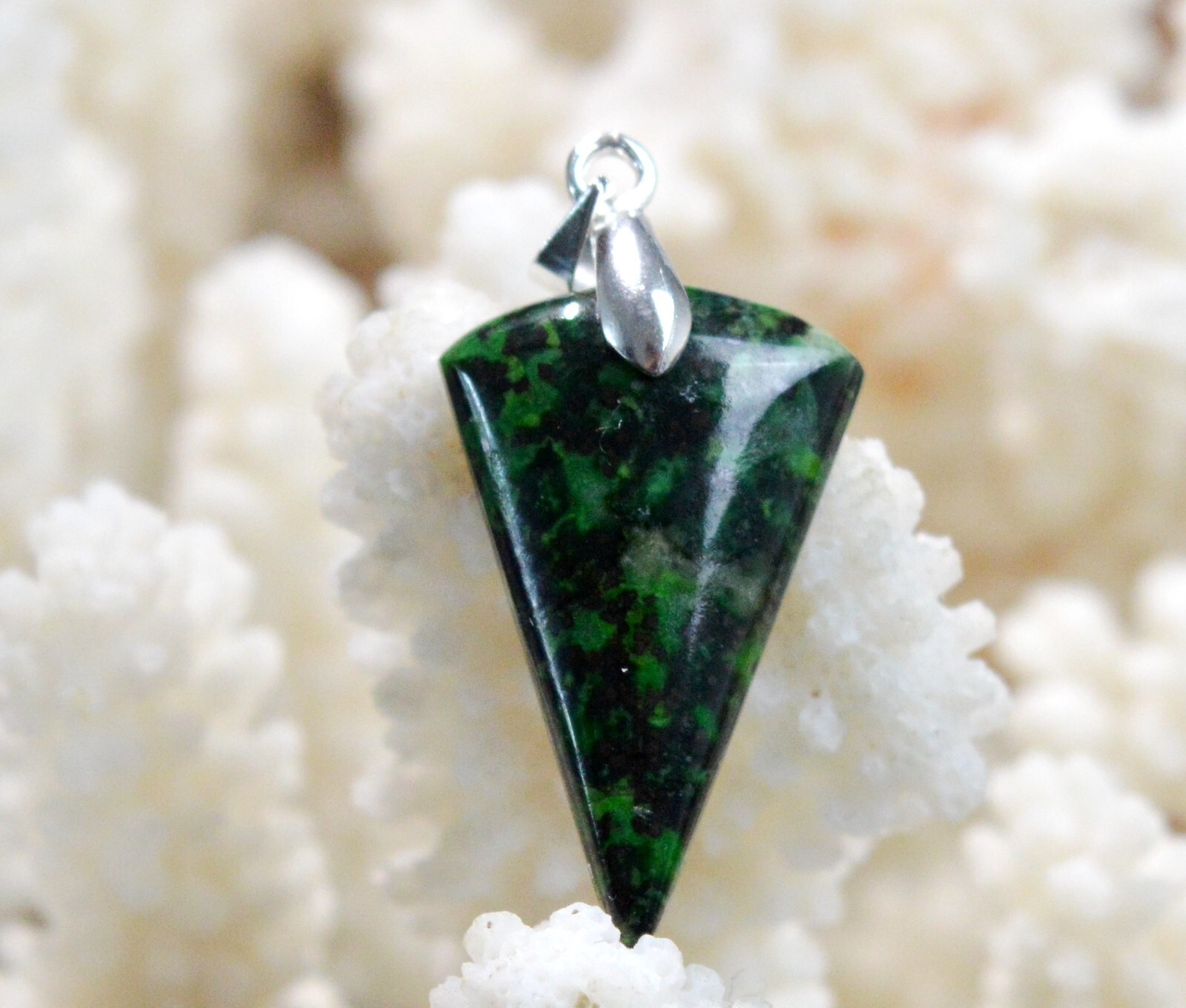 Jade Omphacite vert olive, pendentif de prestige de 17 carats façonné en Italie véritable