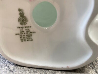 ロイヤル・ドルトン フィギュア フレグランス Fragrance HN 2334 Royal Doulton Figurine HN 2334 Fragrance, Woman in Dark Blue Dress