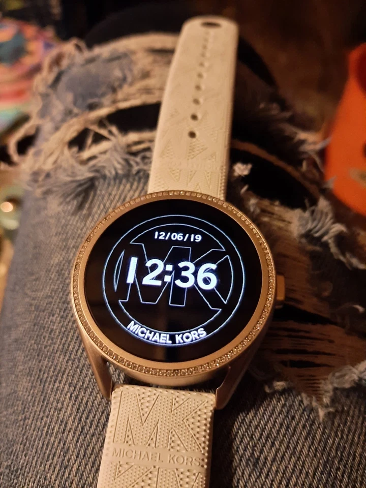 Reloj inteligente Michael Kors Gen5 oro rosa con banda blanca  Foto 2 de 4