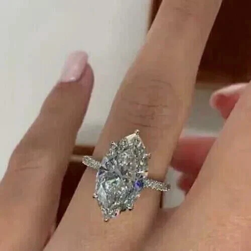 Anillo de compromiso solitario de diamantes creado en laboratorio de marquesa de 5 quilates enchapado en oro blanco de 14 k Foto 2 de 4