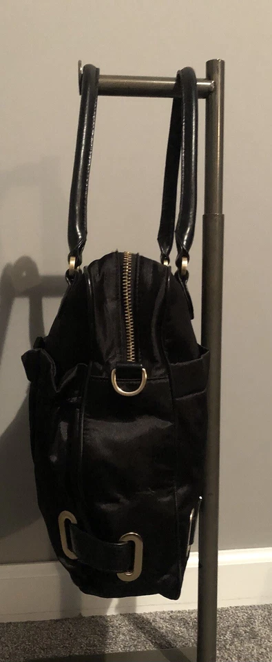 Bolso de mano Botkier negro satinado con volantes con herrajes dorados Foto 3 de 4