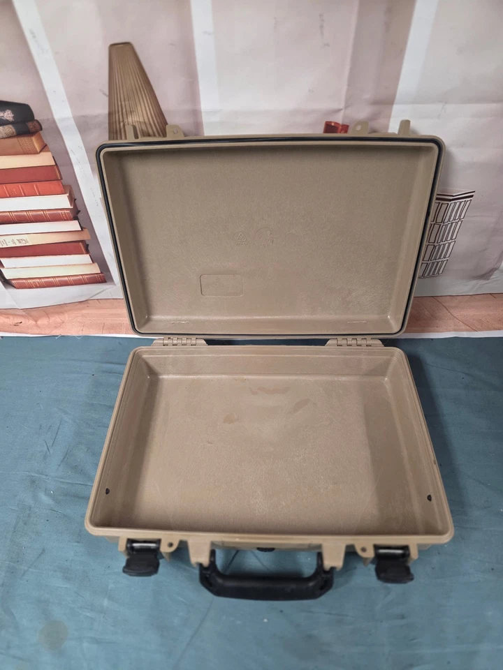 Estuche rígido resistente a la intemperie para portátil Pelican 1490 bronceado vacío Foto 3 de 3