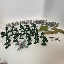 40 Pieces Greenbriar Army Men   Sandbags   Barbed Wire   2 Airplanes