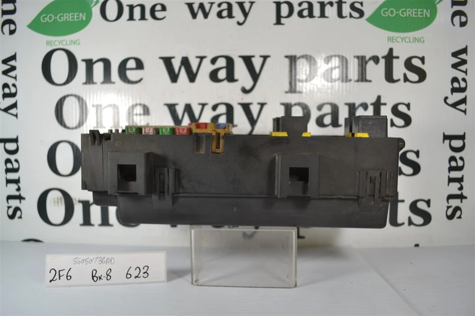 56050736AD JEEP Commander 2006 compartimento del motor caja de fusibles unidad de relé 2F6 623 B8 Foto 2 de 4