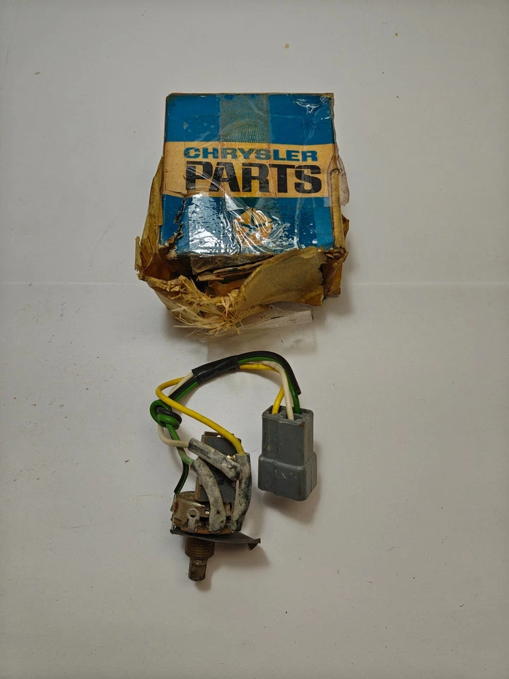 Interruptor centinela faro Chrysler Town & Country 1965-1966 NOS 2587507 Foto 4 de 4