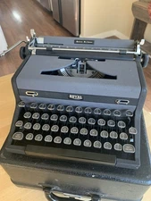Vintage 1959 Royal Quiet De Luxe Typewriter with Case Manual Typewriter