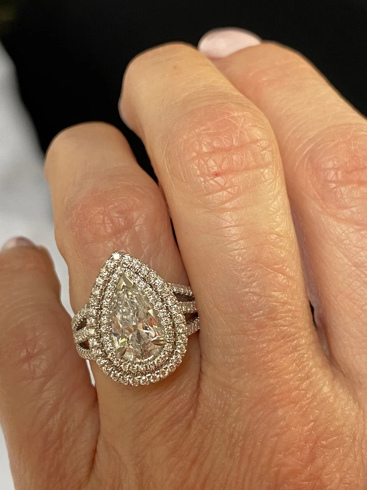 Обручальное кольцо с двойным ореолом из белого золота 14 карат с выращенным в лаборатории бриллиантом грушевидной огранки VS1 2,80 карата - Изображение 3 из 4