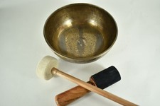 Singing Bowl - Buddha's Footprints - 1649 gr. 24 cm - Belly / Pelvic Bowl Klangma