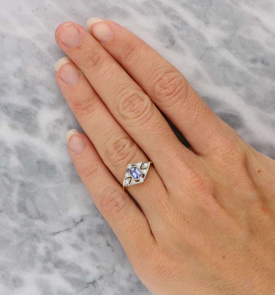 Anillo estilo Art Deco de diamantes y zafiros de oro amarillo y blanco de 18k Foto 2 de 4