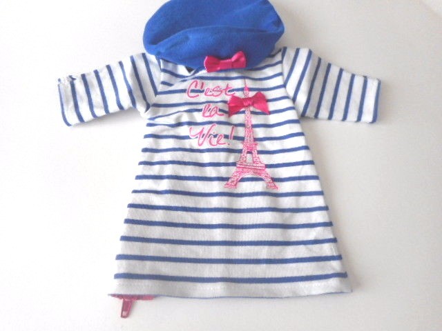 La Bella Ragazza Sta Camminando A Parigi Con La Vista Della Torre Eiffel Francia Ora Legale Portando Il Vestito Da Modo Che Cammina Image153232727 - Foto 9